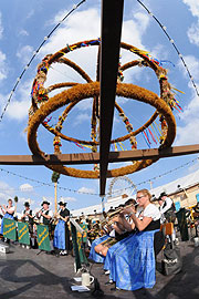 Tanz im Festzelt "Tradition" (&copy;Foto. Ingrid Grossmann)